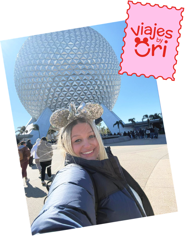 Ori, creadora de Viajes by Ori, sonriendo frente a la icónica esfera de Epcot en Disney World.